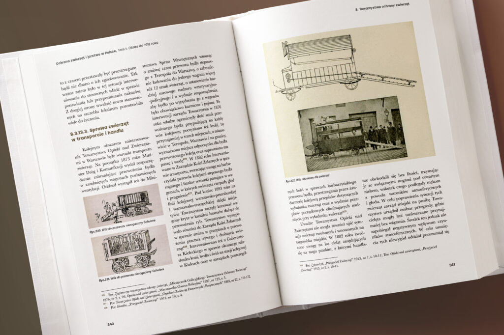 Rozkładówka książki przedstawiająca historyczne wozy i wagony do transportu zwierząt oraz opisy działań Towarzystwa Opieki nad Zwierzętami